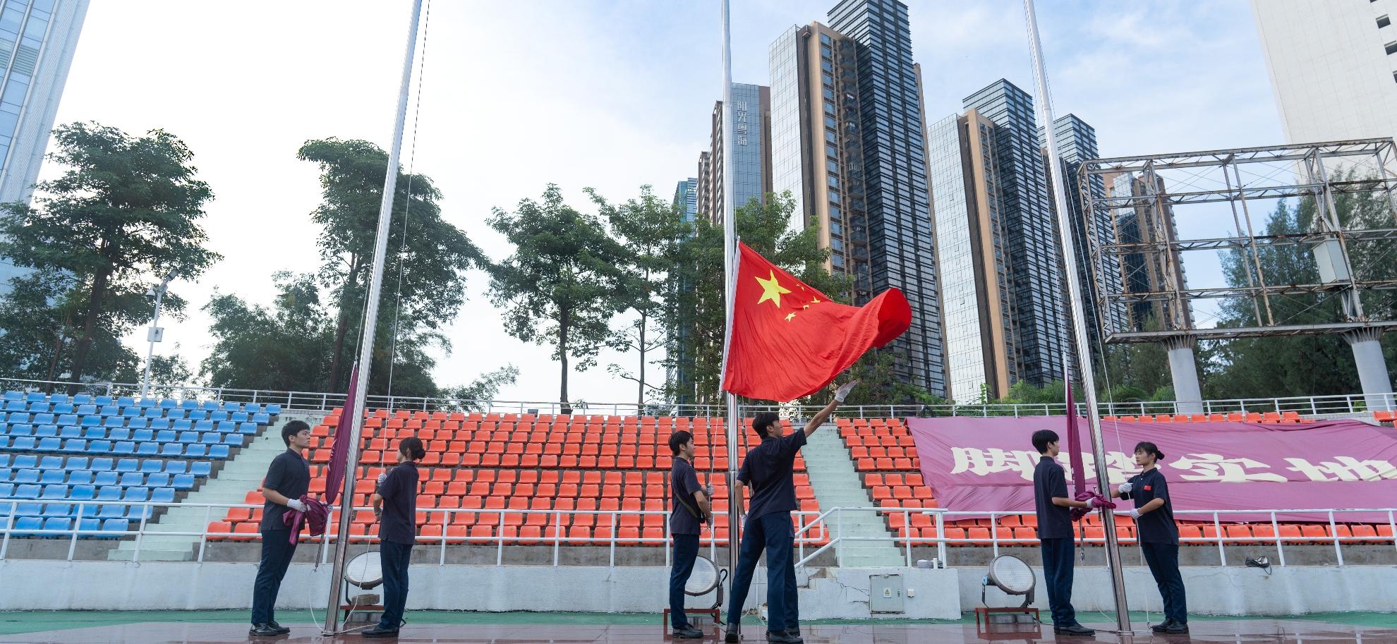 有一种爱永远滚烫！我们在深大祝福祖国！