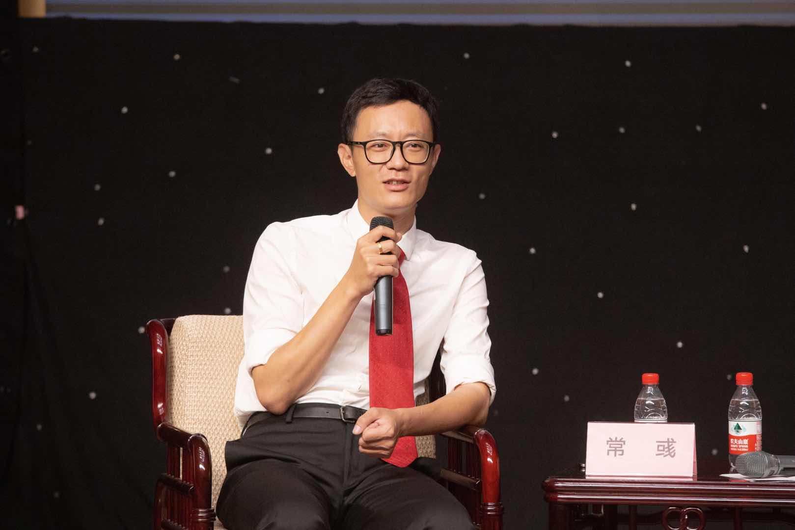 同历史相视一笑——记vsport人文学院教师常彧