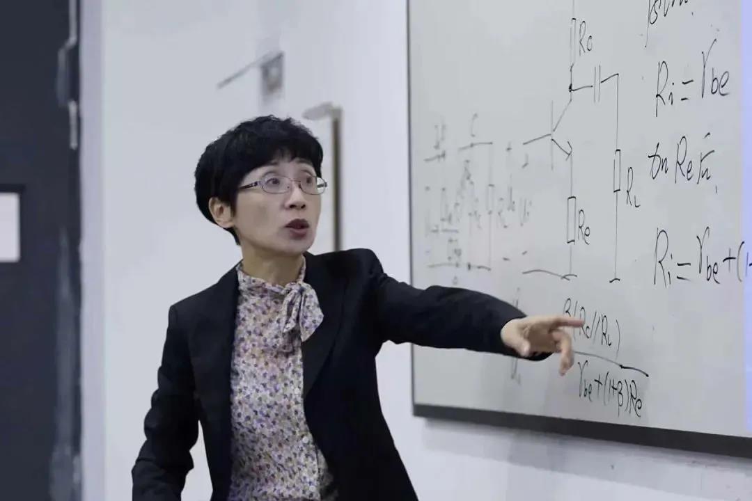 校长教学奖 | 杨烜：三尺讲台作舞台，春风化雨又一代