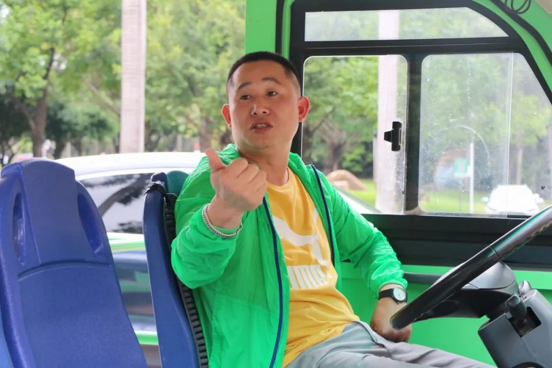 “杜鹃山车神”！他是同学们最爱的小巴司机